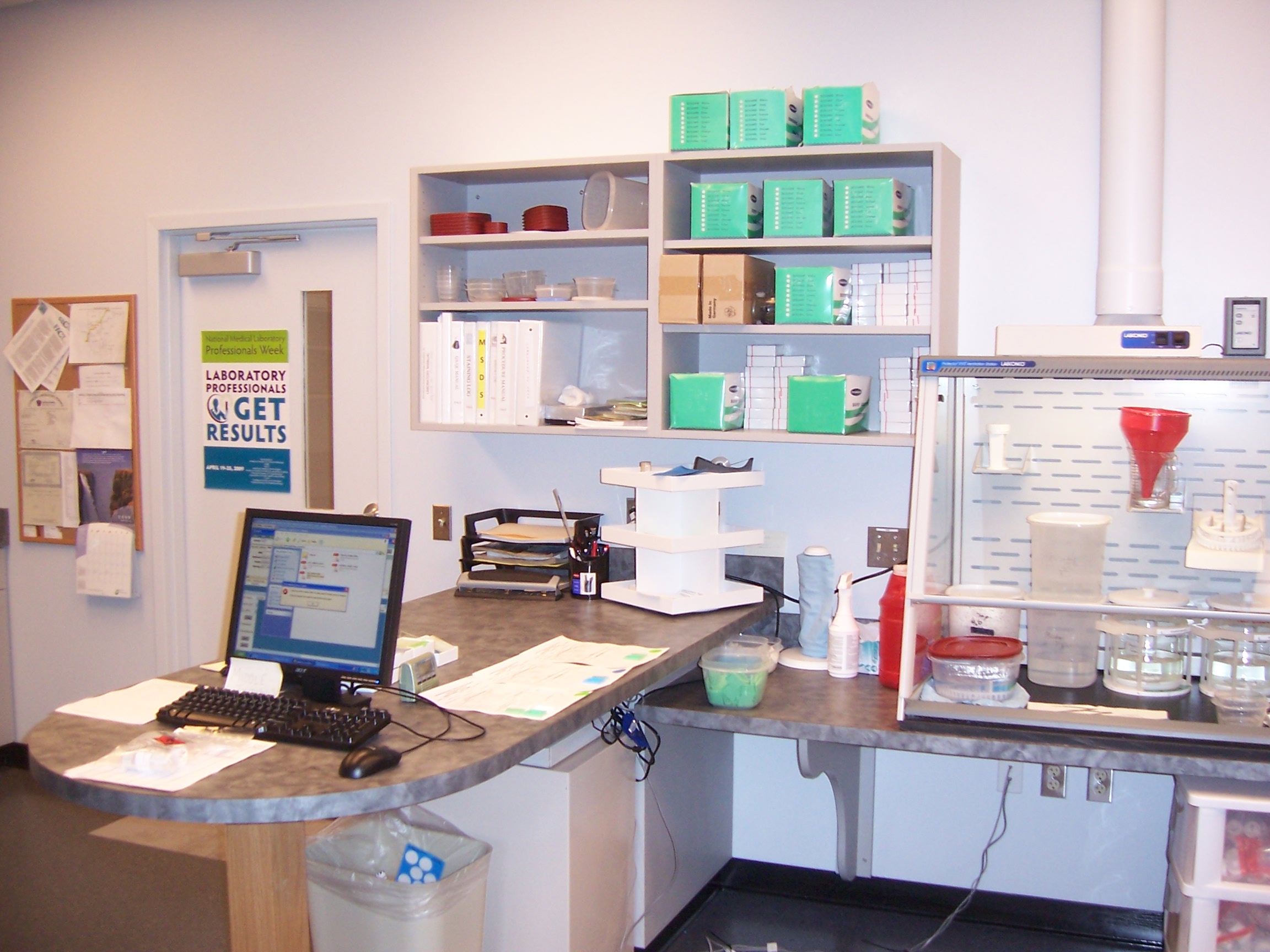 Accessioning and grossing station in a lab